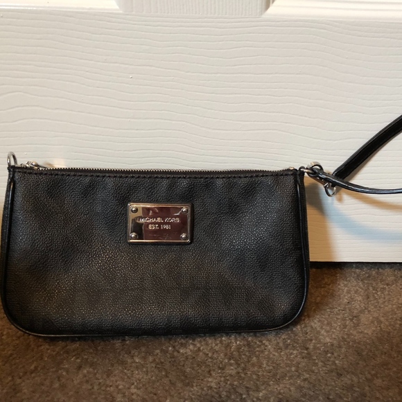 ***NOT FOR SALE***Michael Kors Signature Large Wristlet Clutch - Picture 6 of 8